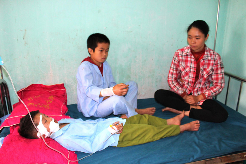 Hai cháu bé được đưa vào bệnh viện chữa trị. (Nguồn: Minh Tâm/ TTXVN) 