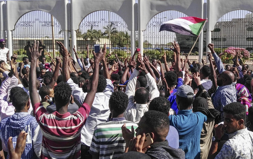 Người biểu tình Sudan tập trung bên ngoài trụ sở Bộ Quốc phòng ở thủ đô Khartoum ngày 6/4/2019. (Nguồn: AFP/TTXVN)