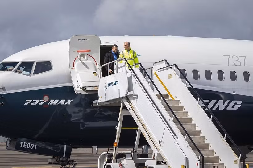 Giám đốc điều hành (CEO) hãng Boeing Dennis Muilenburg thị sát buổi kiểm tra phi công về việc cập nhật phần mềm MCAS của máy bay 737 MAX 7 tại Seattle, Mỹ ngày 3/4/2019. (Nguồn: AFP/TTXVN)