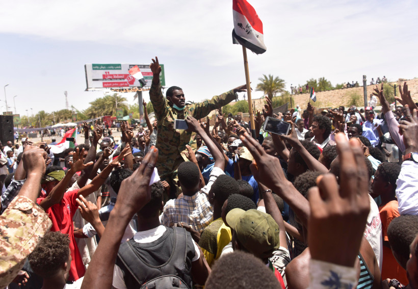 Hàng nghìn người biểu tình tập trung bên ngoài trụ sở quân đội tại thủ đô Khartoum ngày 14/4. (Nguồn: AFP/TTXVN)