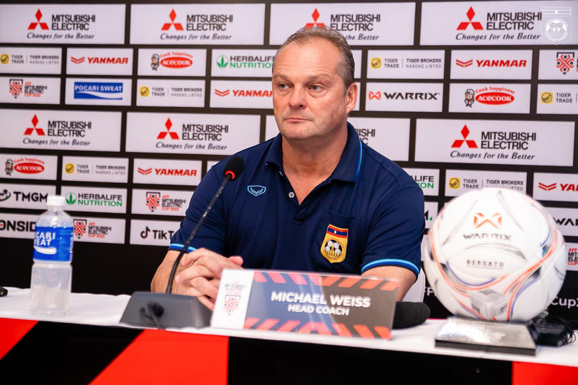 Huấn luyện viên trưởng đội tuyển Lào, ông Michael Weiss. (Ảnh: LĐBĐ Lào) 