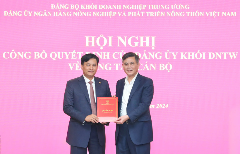 Ông Trần Thắng - Phó Bí thư Đảng ủy Khối Doanh nghiệp Trung ương trao Quyết định của Đảng ủy Khối giao phụ trách Đảng bộ Agribank đối với ông Phạm Toàn Vượng - Phó Bí thư Đảng ủy, Thành viên HĐTV, Tổng Giám đốc. Ảnh: (Vietnam+)