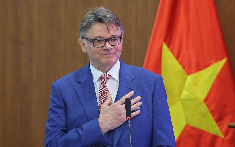 Hình ảnh ông Philippe Troussier phát biểu sau khi trở thành huấn luyện viên trưởng đội tuyển Việt Nam. (Ảnh: Anh Nguyễn/Vietnam+) 