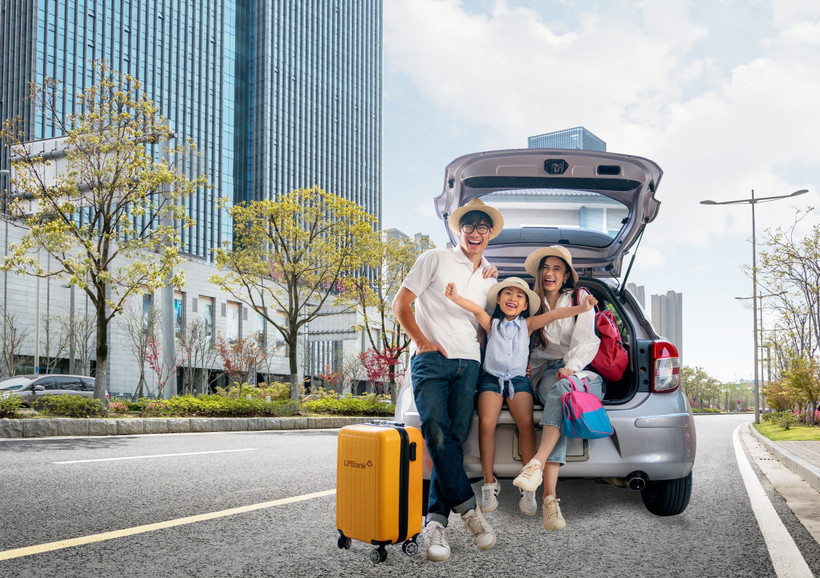 Chi phí để sở hữu một chiếc xe ôtô cao gấp nhiều lần so với xe máy khiến nhiều người đắn đo trước khi xuống tiền. (Ảnh: Vietnam+)