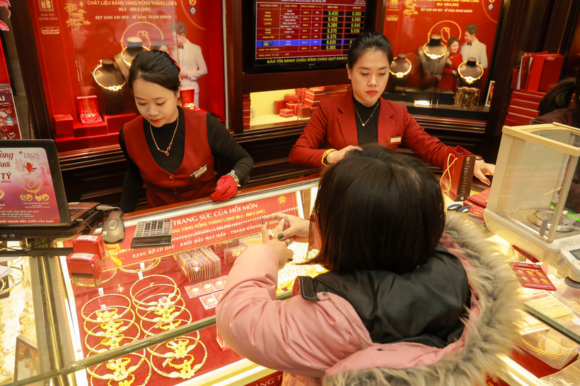 Khách hàng giao dịch tại doanh nghiệp kinh doanh vàng. (Ảnh: PV/Vietnam+) 