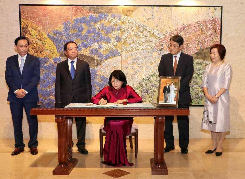 Phó Chủ tịch nước Đặng Thị Ngọc Thịnh ghi sổ chúc mừng Nhà vua Nhật Bản Naruhito tại Đại sứ quán Nhật Bản tại Việt Nam. (Ảnh: Văn Điệp – TTXVN)