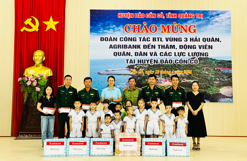 Đại diện Agribank, Phó Tổng Giám đốc Nguyễn Thị Phượng tặng quà quân và dân trên huyện đảo Cồn Cỏ. (Ảnh: Vietnam+)