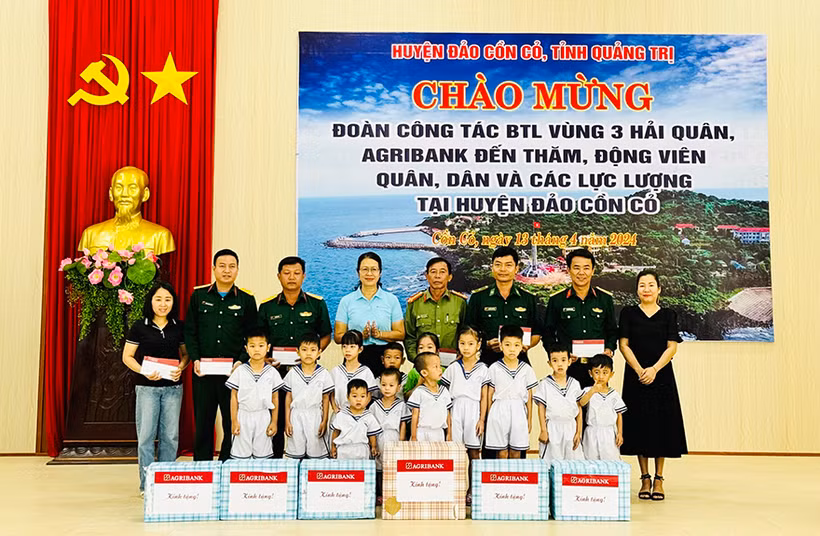 Đại diện Agribank, Phó Tổng Giám đốc Nguyễn Thị Phượng tặng quà quân và dân trên huyện đảo Cồn Cỏ. (Ảnh: Vietnam+)