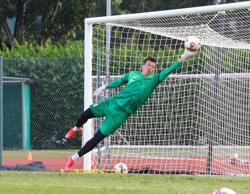 Bùi Tấn Trường trở lại bắt chính cho tuyển Việt Nam sau sự cố phía ngoài sân cỏ. (Ảnh: VFF) 