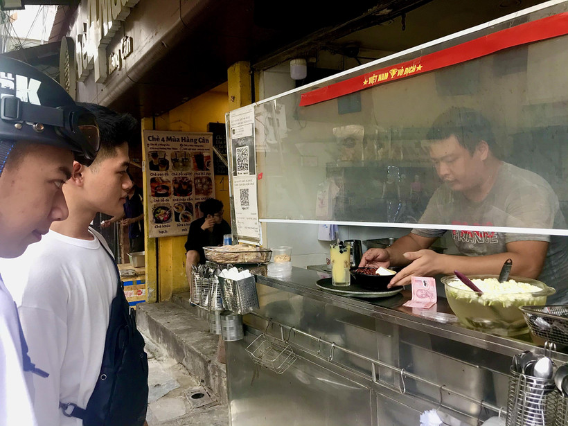 Nhiều cửa hàng chè trên địa bàn thành phố Hà Nội ghi nhận lượng khách tăng vọt trong ngày lễ Thất tịch. (Ảnh: Việt Anh/Vietnam+)