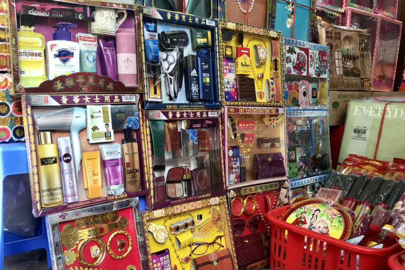 Nhiều sản phẩm vàng mã thủ công với thiết kế bắt mắt được các cửa hàng chuẩn bị cho ngày lễ Vu Lan. (Ảnh: Việt Anh/Vietnam+)