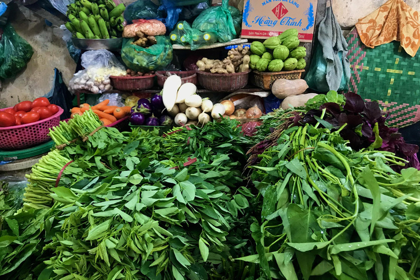 Giá các mặt hàng thực phẩm, rau xanh tại các chợ dân sinh trên địa bàn thành phố Hà Nội tiếp tục 'hạ nhiệt'. (Ảnh: Việt Anh/Vietnam+)