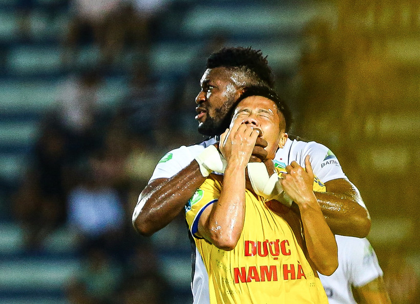 Hành động thiếu fair-play của ngoại binh Hoàng Anh Gia Lai với cầu thủ Nam Định ngay trong ngày bóng đá Việt Nam trở lại sau quãng thời gian tạm nghỉ vì dịch COVID-19 hồi tháng Sáu vừa qua. (Ảnh: Nguyên An/Vietnam+) 