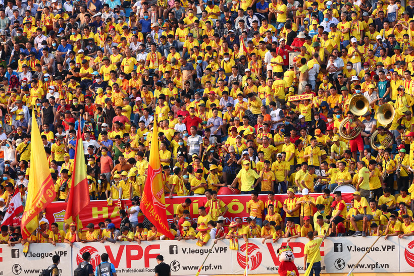 Bóng đá Việt Nam được dư luận thế giới ấn tượng vì sớm trở lại thi đấu với lượng khán giả đông đảo. (Ảnh: Nguyên An/Vietnam+)