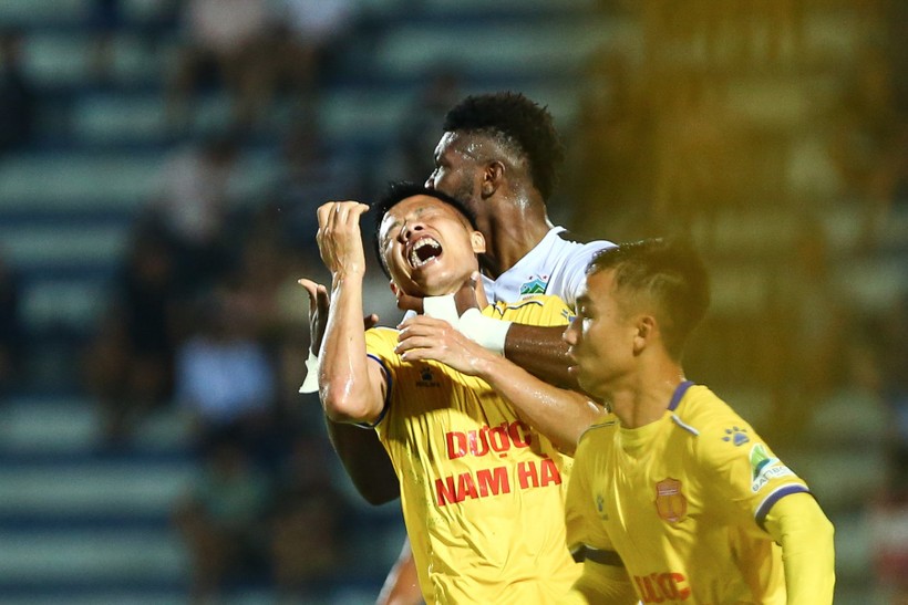 Tiền đạo Chevaughn Walsh bóp cổ cầu thủ đối phương vì ức chế sau một pha tranh chấp quyết liệt. (Ảnh: Nguyên An/Vietnam+)