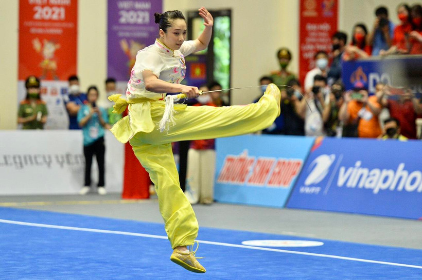 Dương Thúy Vi xuất sắc giành huy chương vàng nội dung kiếm thuật nữ môn Wushu. (Ảnh: PV/Vietnam+) 