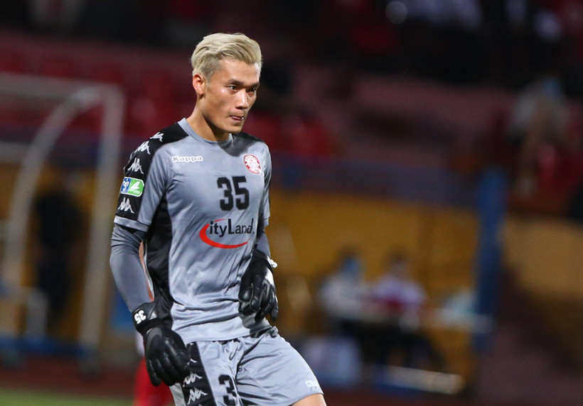 Bùi Tiến Dũng mắc lỗi trong bàn thua của TP.HCM trước đội bóng cũ Hà Nội FC. (Ảnh: Hiển Nguyễn/Vietnam+) 