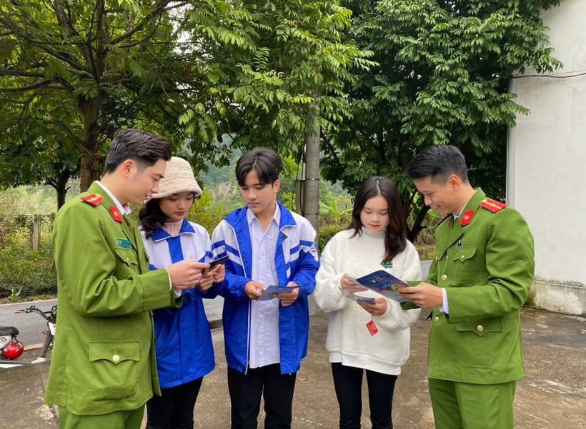 Các chiến sỹ công an tuyên truyền chính sách pháp luật cho các em học sinh trên địa bàn tỉnh. (Ảnh: Báo Lào Cai)