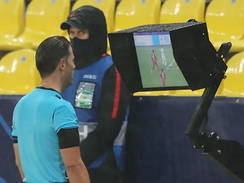 Các trọng tài nhờ đến sự trợ giúp của công nghẹ VAR tại trận đấu giữa Salzburg- FC Bayern (Nguồn: Fcb.com)