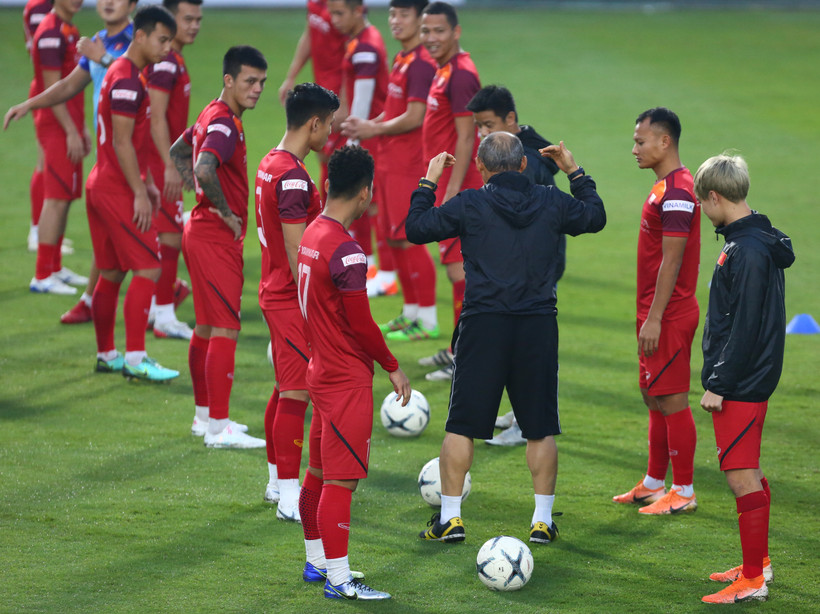 Huấn luyện viên Park Hang-seo sẽ phải đau đầu điều chỉnh hàng phòng ngự tuyển Việt Nam vì thiếu vắng nhiều trụ cột. (Ảnh: Nguyên An/Vietnam+) 