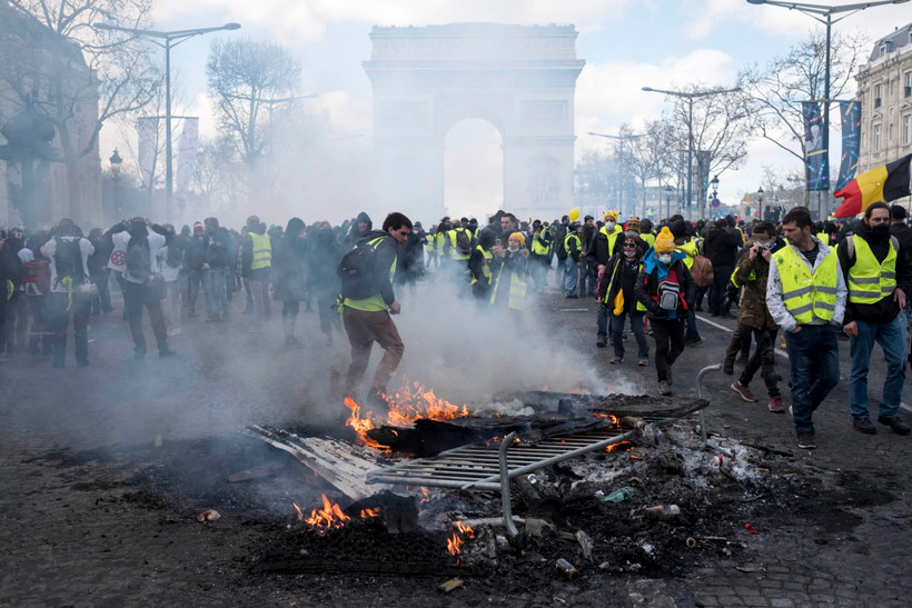 Người biểu tình "Áo vàng" đốt các rào chắn trên đại lộ Champs-Elysees tại thủ đô Paris, Pháp, ngày 16/3/2019. (Ảnh: THX/ TTXVN)