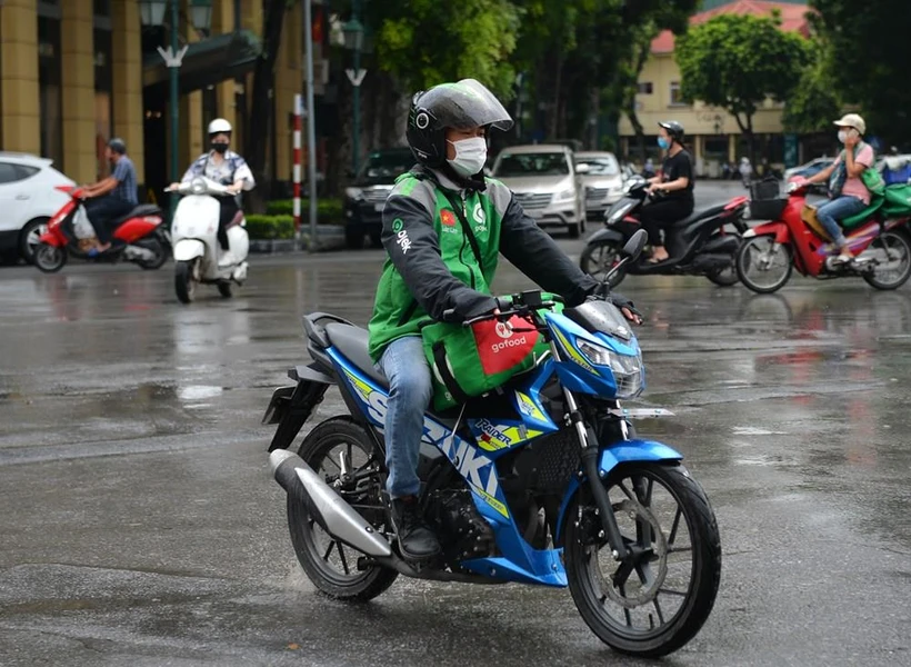 Nhiều tài xế xe công nghệ tại Hà Nội chia sẻ tác động từ việc giá xăng giảm giúp họ tiết kiệm được một phần chi tiêu hằng ngày. (Ảnh: CTV/Vietnam+)