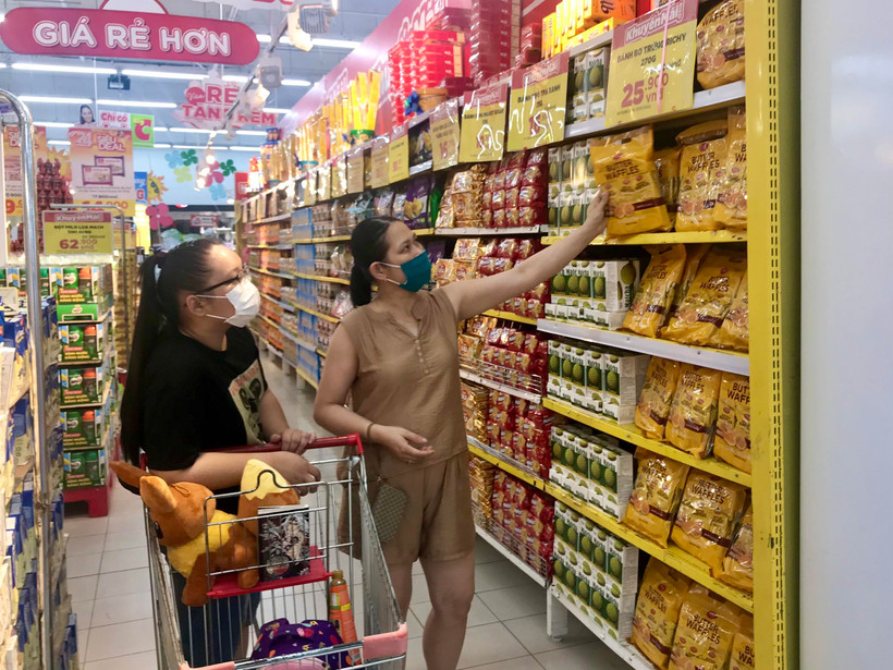 Các chương trình khuyến mãi cuối tuần tại siêu thị là cơ hội để người tiêu dùng mua sắm và bổ sung những sản phẩm, đồ dùng cần thiết. (Ảnh: Việt Anh/Vietnam+)