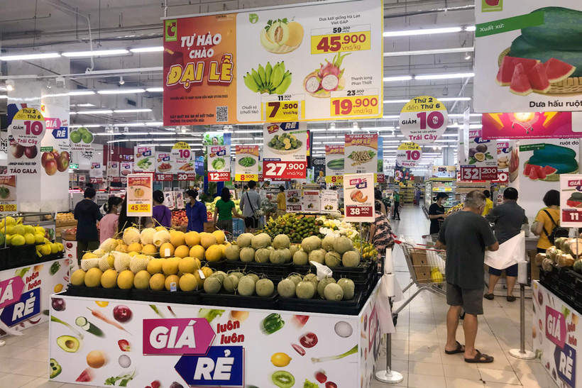 Nhiều hệ thống siêu thị 'chạy đua' khuyến mãi nhân dịp lễ Quốc Khánh 2/9. (Ảnh: Như Quỳnh/Vietnam+)
