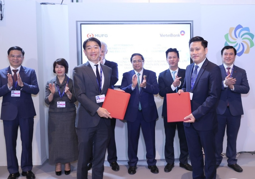 Ông Lê Duy Hải - Phó Tổng Giám đốc VietinBank và ông Daisuke Nishiyama - Giám đốc Điều hành, Trưởng Bộ phận Phát triển bền vững MUFG trao bản MOU dưới sự chứng kiến của Thủ tướng Chính phủ Phạm Minh Chính. (Ảnh: PV/Vietnam+)