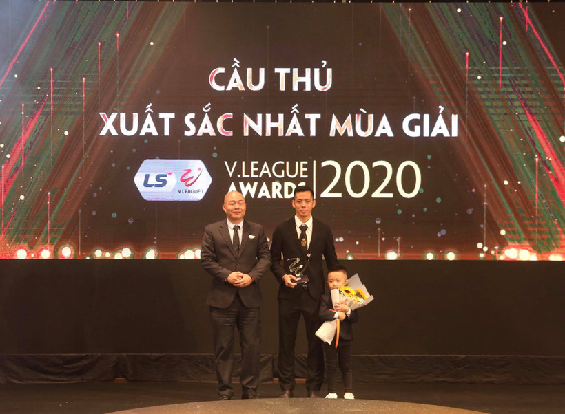 Nguyễn Văn Quyết giành giải Cầu thủ xuất sắc nhất V-League 2020. (Ảnh: CTV/Vietnam+)