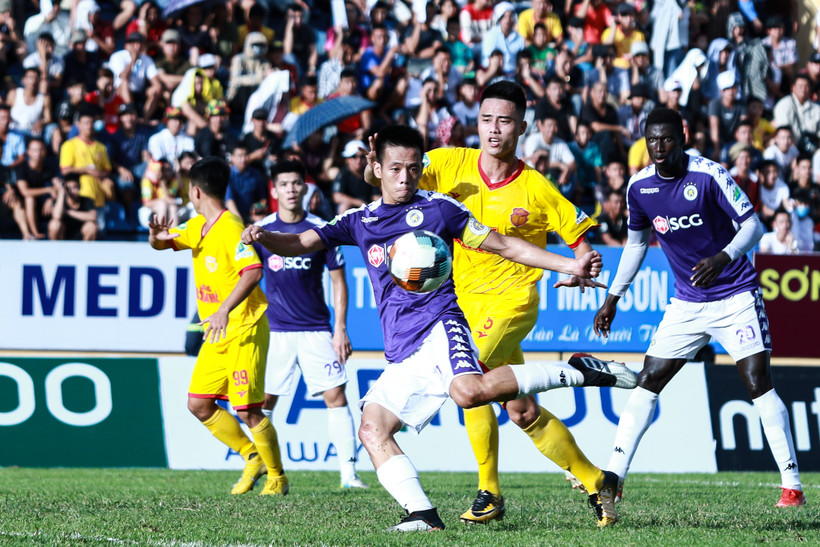 Trận đấu giữa Hà Nội FC với Nam Định diễn ra bình thường dù dịch COIVD-19 đang diễn biến phức tạp ở thủ đô. (Ảnh: Nguyên An/Vietnam+)