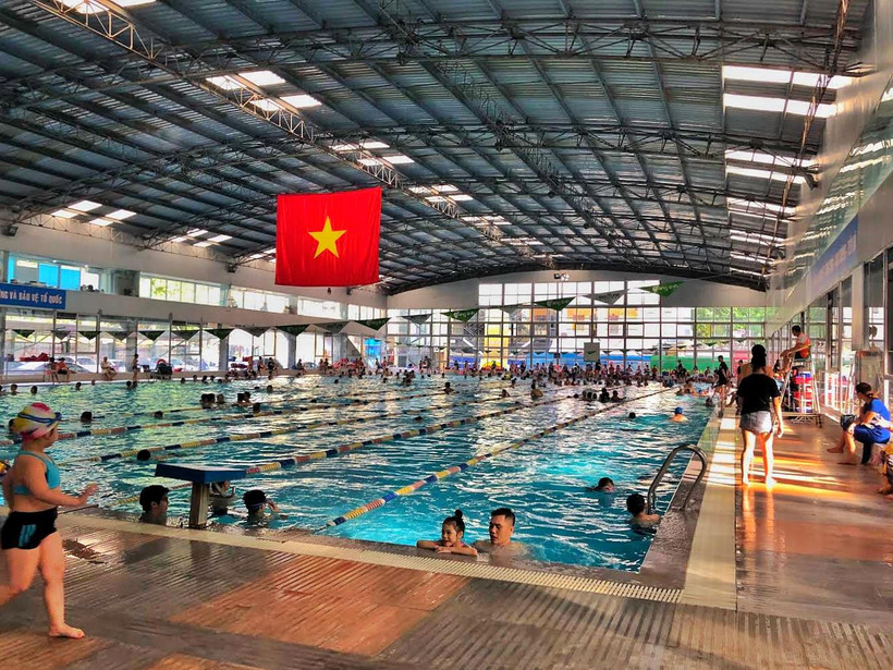 Bể bơi là một điểm "giải nhiệt" an toàn của đa số người dân. (Ảnh: Minh Hiếu/Vietnam+)