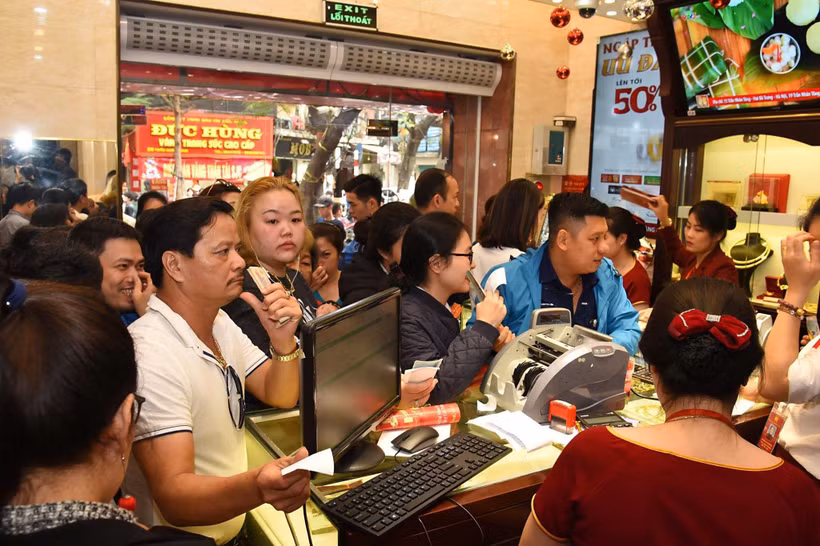 Giao dịch vàng tại Bảo Tín Minh Châu. (Ảnh: CTV)