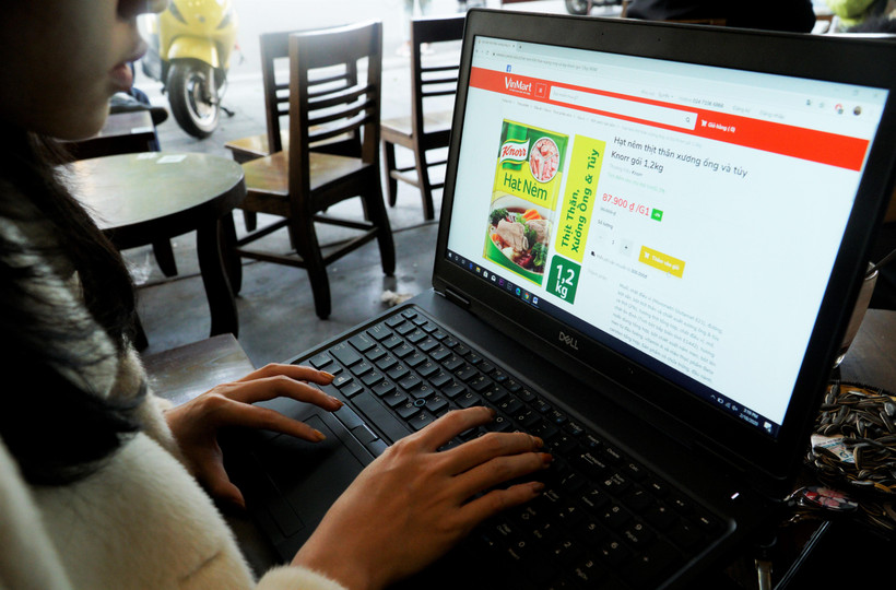 Nhiều người dân đã chuyển hướng sang "đi chợ online" thời dịch COVID-19. (Ảnh: PV/Vietnam+)