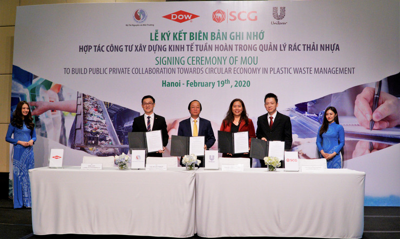 Thứ trưởng Bộ Tài Nguyên và Môi trường Võ Tuấn Nhân (thứ 2 từ trái sang) và đại diện các doanh nghiệp tham gia lễ ký kết ngày hôm nay. (Ảnh: PV/Vietnam+)