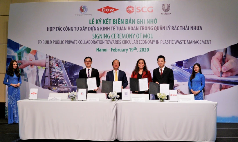 Thứ trưởng Bộ Tài Nguyên và Môi trường Võ Tuấn Nhân (thứ 2 từ trái sang) và đại diện các doanh nghiệp tham gia lễ ký kết ngày hôm nay. (Ảnh: PV/Vietnam+)