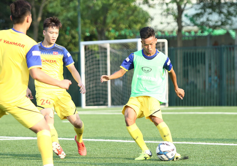 U22 Việt Nam đang dần thích nghi với việc thi đấu trên mặt sân cỏ nhân tạo khi SEA Games 30 cận kề. (Ảnh: Nguyên An)