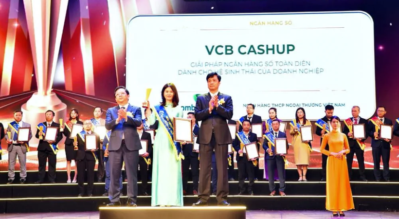 Bà Phương Thị Thu Thuỷ - Trưởng phòng Giải pháp và Kênh số Bán buôn, đại diện Vietcombank nhận giải thưởng Sao Khuê dành cho giải pháp VCB CashUp. (Ảnh: Vietnam+)