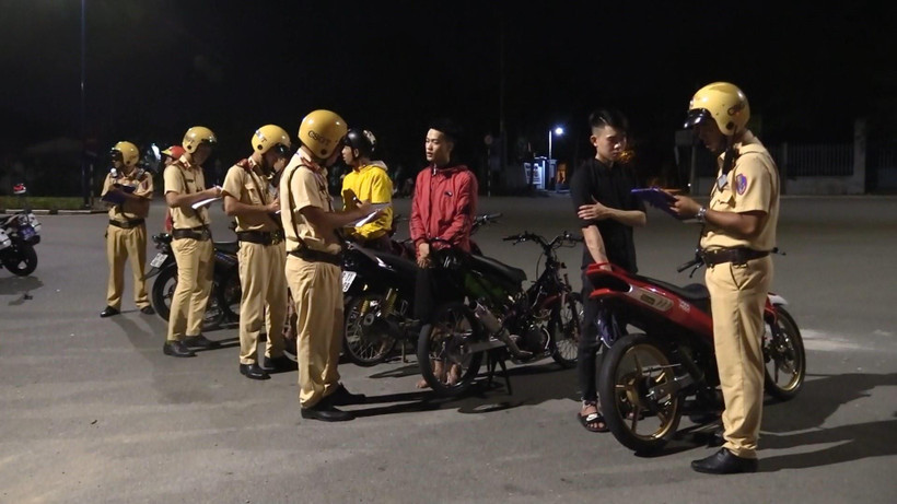 Công an thành phố Thủ Dầu Một tiến hành lập hồ sơ xử lý nghiêm các đối tượng đua xe trái phép. (Ảnh: Nguyễn Văn Việt/TTXVN)