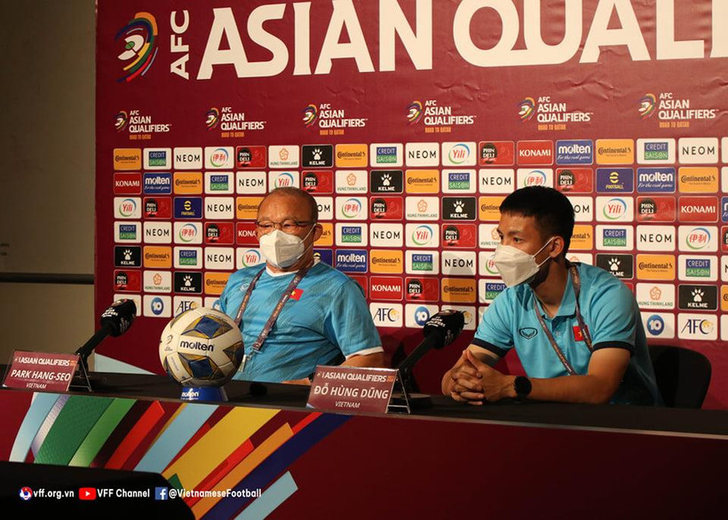 Huấn luyện viên Park Hang-seo và tiền vệ Đỗ Hùng Dũng trả lời phỏng vấn trước trận gặp Australia. (Ảnh: VFF) 