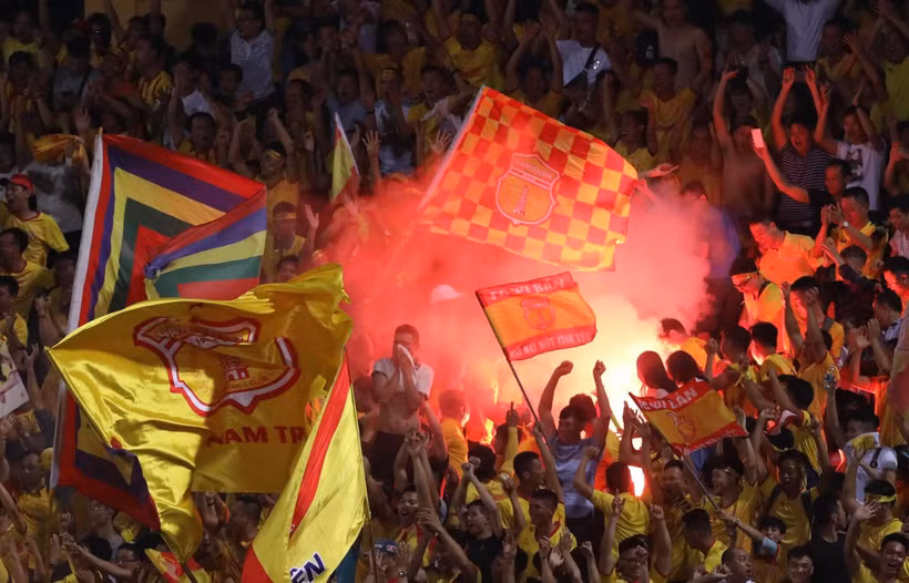 Bộ phận anh ninh và ban tổ chức trận đấu Hà Nội FC với Nam Định FC tối 11/9 không làm tốt nhiệm vụ dẫn tới tình trạng pháo sáng liên tục nổ ra trên khán đài. 