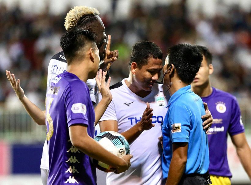 Anh Đức can ngăn đồng đội phản ứng gay gắt để một mình nói chuyện bình tĩnh với trọng tài sau quyết định từ chối phạt đề cho Hoàng Anh Gia Lai. (Ảnh: Huệ Thu/Vietnam+) 