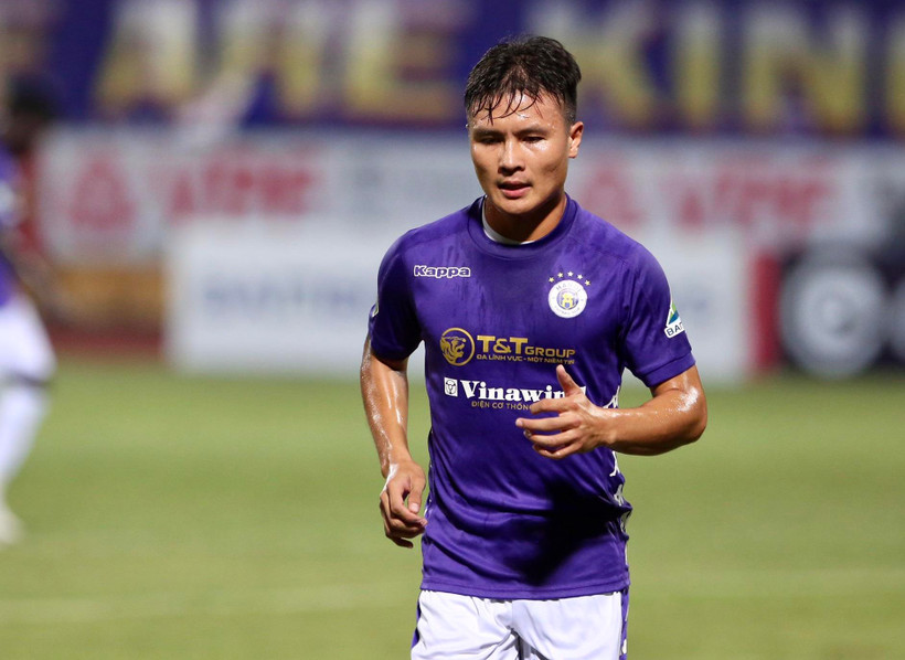 Quang Hải gửi lời tới những cổ động viên đã luôn đồng hành cùng Hà Nội FC sau khi giành chức vô địch cúp Quốc gia 2020. (Ảnh: Hiển Nguyễn/Vietnam+) 