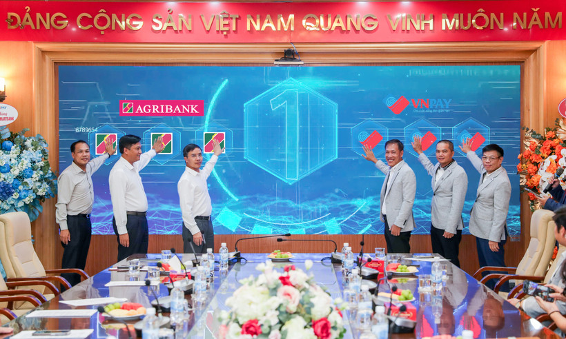 Đại diện lãnh đạo Agribank - VNPAY chính thức bấm nút ra mắt Giải pháp OSB. (Ảnh: Vietnam+)