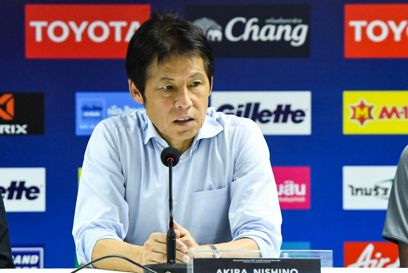 Huấn luyện viên Akira Nishino xin lỗi ông Park Hang-seo vì hành vi khiếm nhã của trợ lý tuyển Thái Lan. (Ảnh: Nguyên An/Vietnam+)