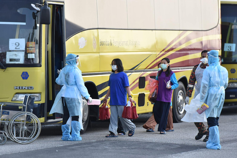 Nhân viên y tế Malaysia đón các công dân nước này được sơ tán từ Vũ Hán, Trung Quốc, tâm điểm của dịch viêm đường hô hấp cấp COVID-19, về tới sân bay quốc tế Kuala Lumpur ngày 4/2/2020. (Ảnh: AFP/TTXVN)