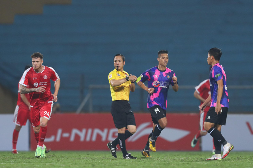 Trọng tài chính Nguyễn Viết Duẩn điều hành trận đấu Viettel-Sài Gòn FC vào tối qua (5/3). (Ảnh: PV/Vietnam+) 