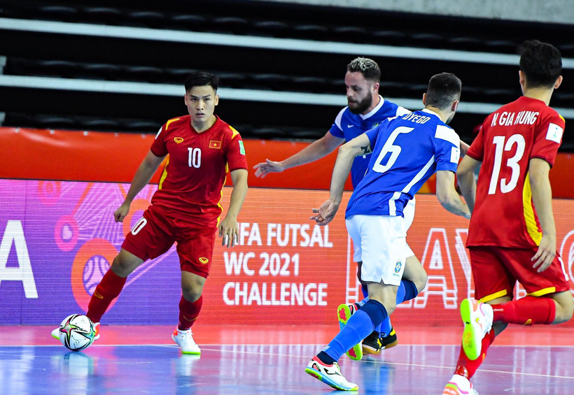 Thất bại đậm với tỷ số 1-9 trước Brazil không phải điều quá tồi tệ với đội tuyển futsal Việt Nam. (Ảnh: VFF) 