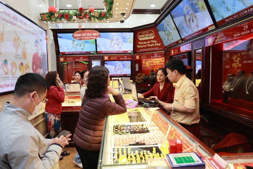 Giá vàng SJC bật tăng mạnh lên gần 82 triệu đồng. (Ảnh: PV/Vietnam+)