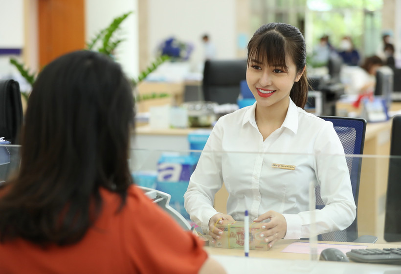 Lãi suất huy động vẫn đang trong xu hướng giảm. (Ảnh: Vietnam+)